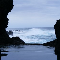 Schwimmbad mit Meerblick